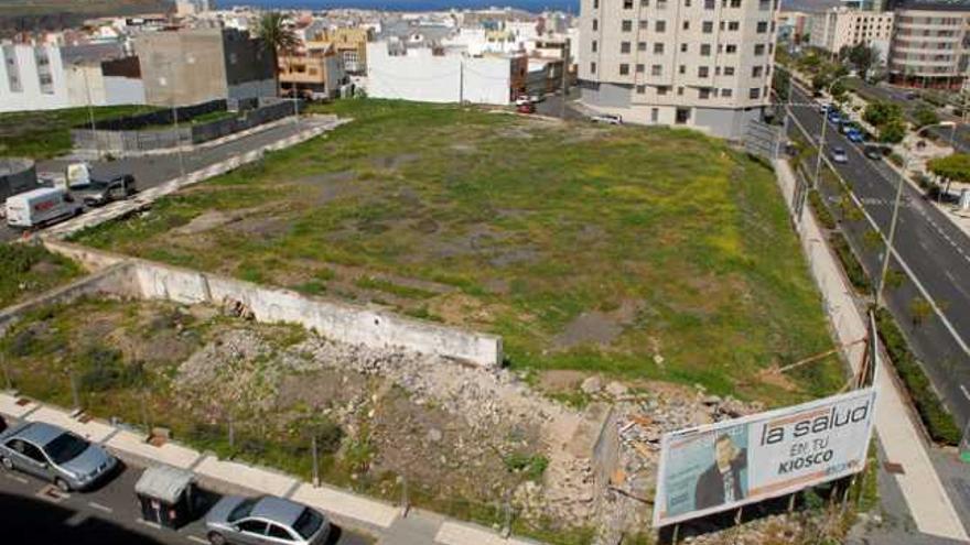 Vista de la parcela de la calle Trópico que ha salido a subasta. | santi blanco