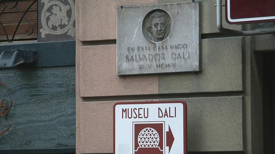 Figueres localitza la placa que recordava el naixement de Salvador Dalí a l&#039;edifici del carrer Monturiol