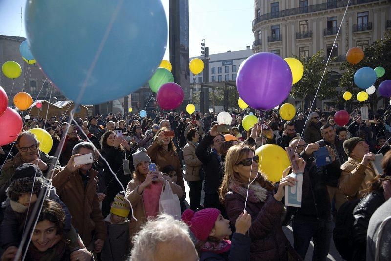 Suelta de globos literarios en la plaza del Pilar