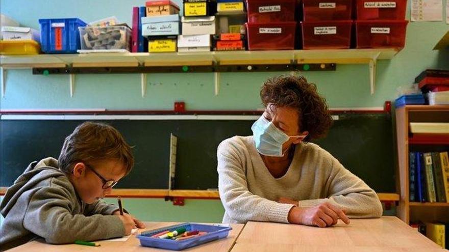 Francia cierra 70 de las 40.000 escuelas reabiertas en la desescalada