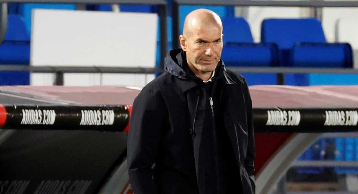 Zidane, pensativo durante el partido.
