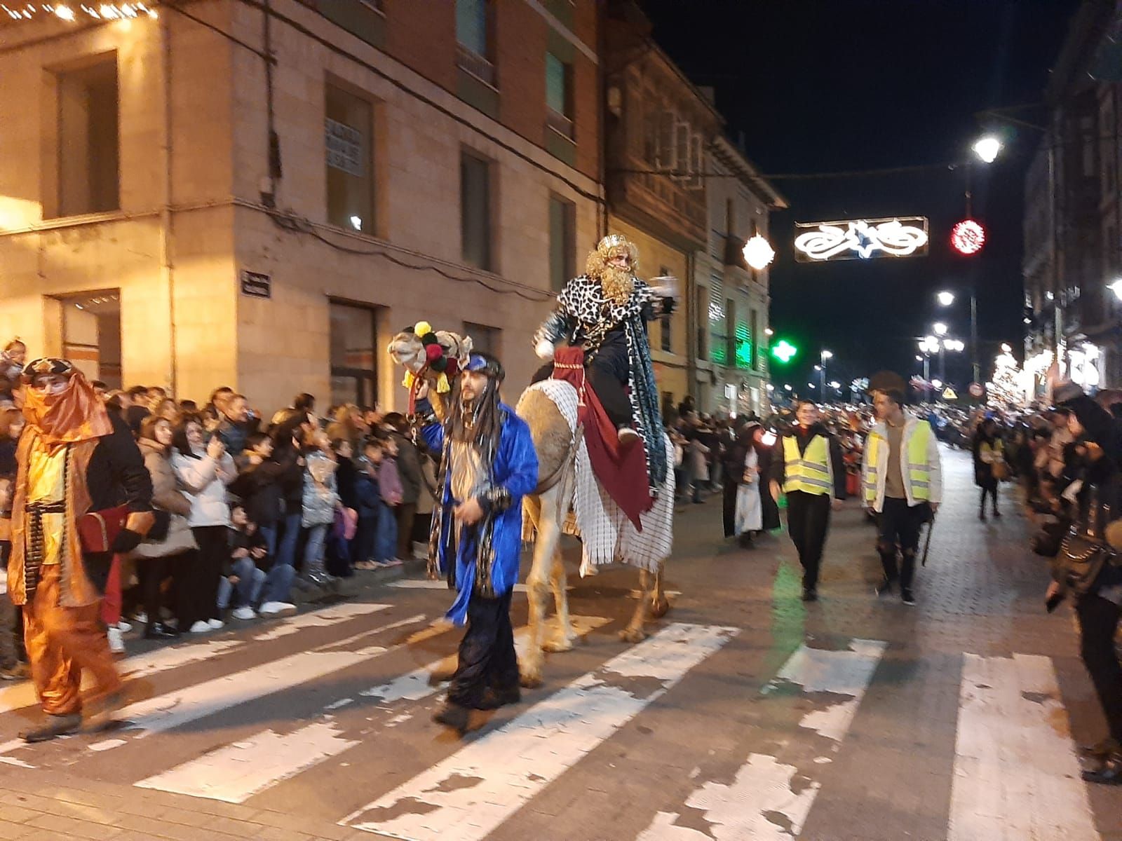 Los Reyes, en dromedario en la Pola: así ha sido la cabalgata de la capital sierense