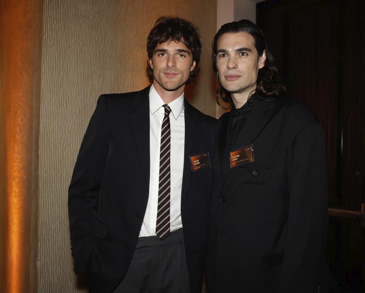 Jacob Elordi, protagonista de «Frankenstrein», con Oliver Laxe en el almuerzo de los Óscar. | ASSOCIATED PRESS