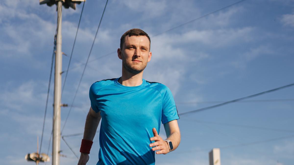 Probé esta camiseta efecto frío para correr en verano y ahora no quiero otra: cuesta solo 34 euros