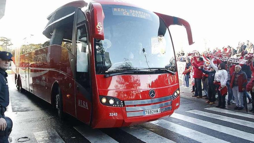 El autobús del Sporting, a su llegada a El Molinón antes de un partido.