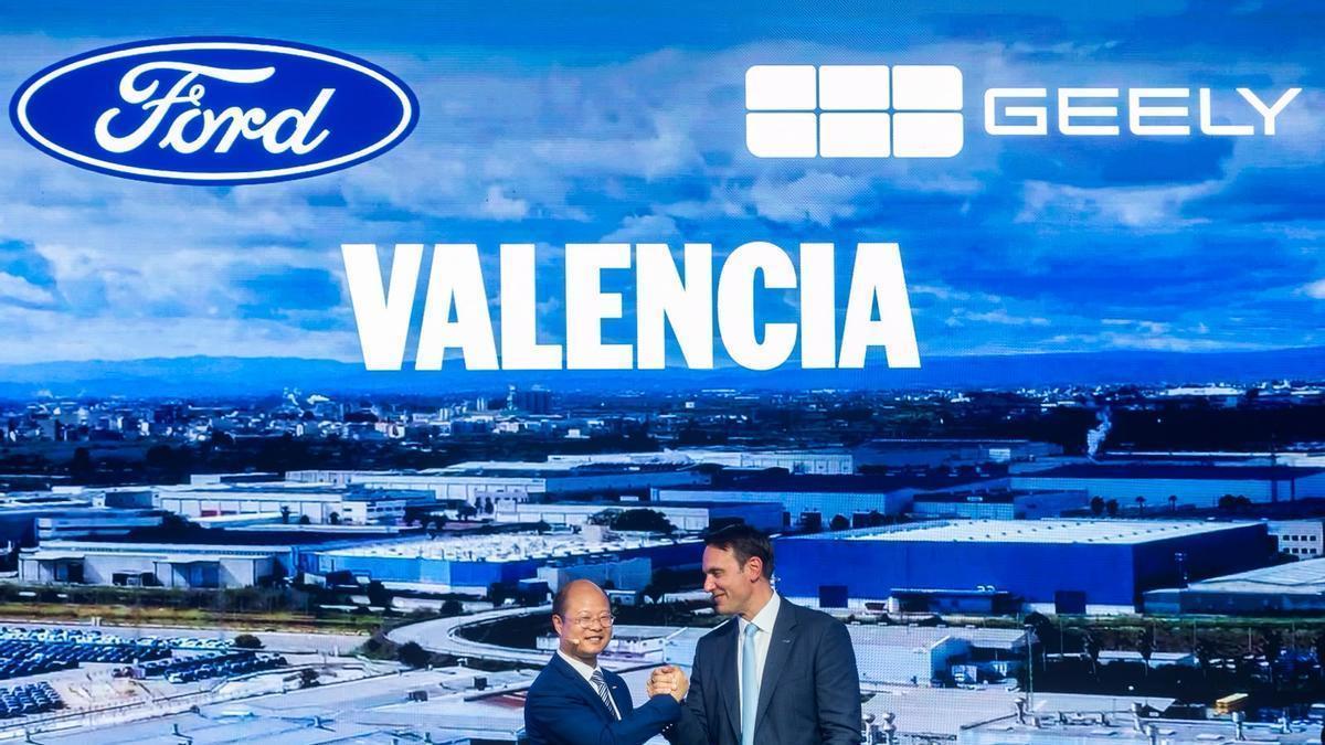 El CEO de Geely,  Alex Nan, y el presidente de Ford Europa, Jim Baumbick, escenifican el acuerdo.