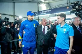 Laporta en todas partes: de Busquets y Aitana a los botes con el primer equipo