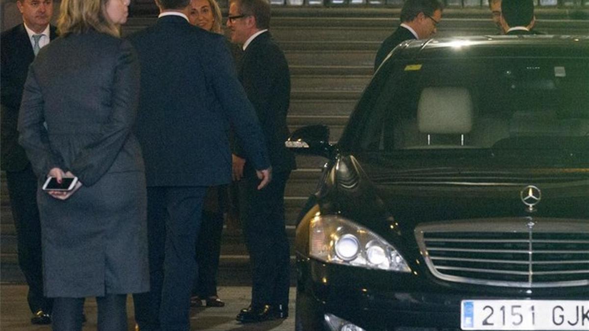 Maroni (en el centro, a la izquierda) y Mas (detrás del coche oficial), en el Palau de la Generalitat a la llegada del político italiano