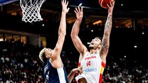 Willy Hernangomez frente a Rudy Gobert durante la final del Eurobasket que disputan España y Francia.