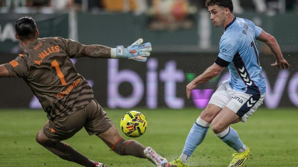 Pablo Durán encara al portero del Betis, Adrián Valles, en una de las ocasiones más claras del Celta en el primer tiempo. | LOF