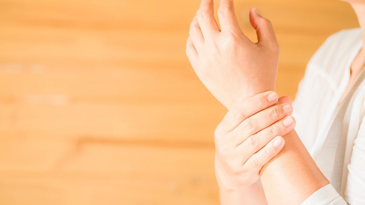 El dolor articular puede estar provocado por lesiones como golpes, esguinces, roturas o torceduras.
