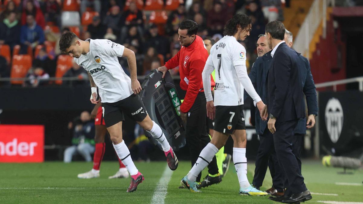 Hugo Duro, entrando al césped por Cavani