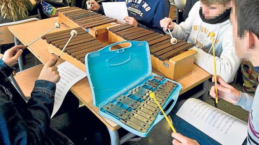 Jóvenes ensayando con instrumentos en uno de los talleres del proyecto educativo.