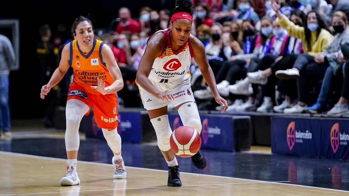 Sierra Calhoun intenta atrapar un balón ante la mirada de Ouviña.