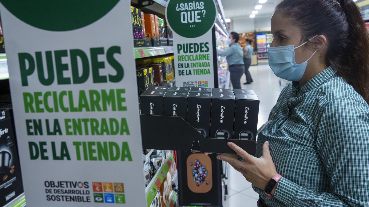 Una trabajadora de Mercadona, en una de sus tiendas de Alicante.