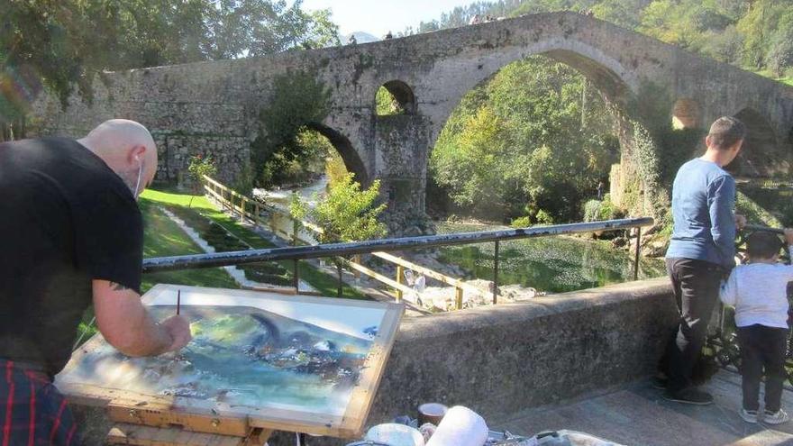 Un acuarelista, pintando el puente &quot;romano&quot; de Cangas de Onís.