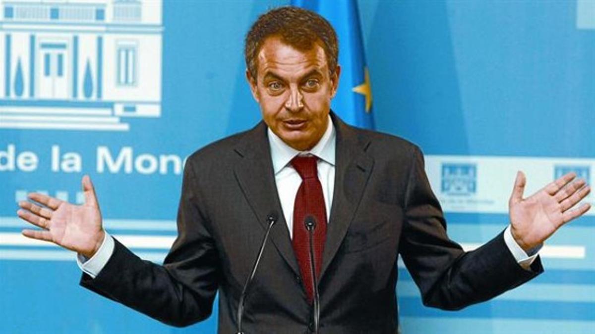 Zapatero atiende a los medios de comunicación en su comparecencia por la visita del exprimer ministro británico Tony Blair, ayer.