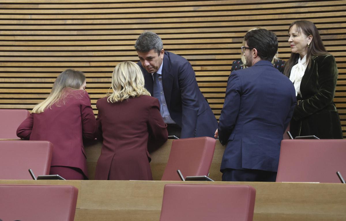 VALENCIA. VLC. Acto de investidura en Les Corts de Perez Llorca. Mazón en su nuevo asiento en la última fila del hemiciclo