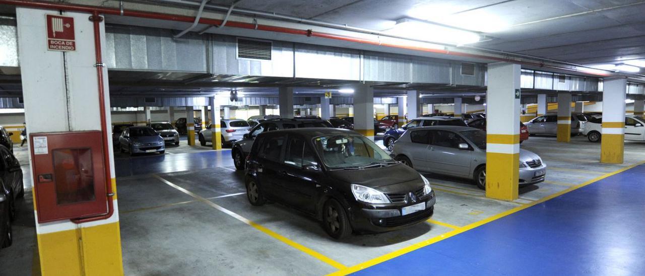 Vehículos estacionados en el aparcamiento público. | // BERNABÉ/JAVIER LALÍN