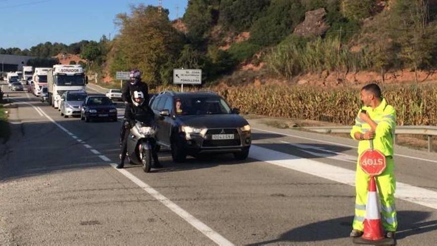 Un operari, mirant-se el trànsit que havia aturat al punt on es donava pas alternatiu, a la C-55, a Sant Joan