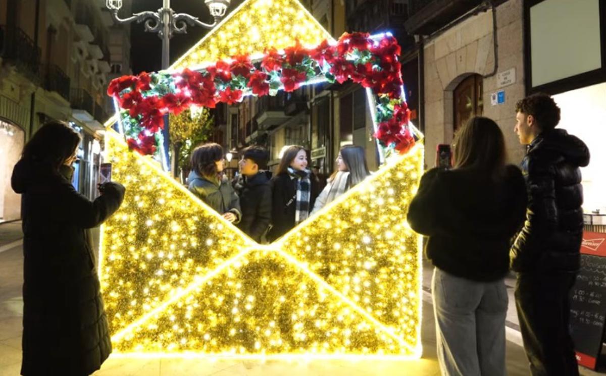 Los estudiantes del colegio Medalla Milagrosa, haciéndose un «selfie» navideño. | CEDIDA