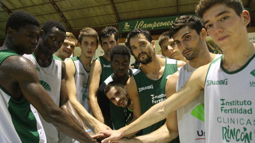 Los jugadores del Clínicas Rincón posan en la pista de Los Guindos.