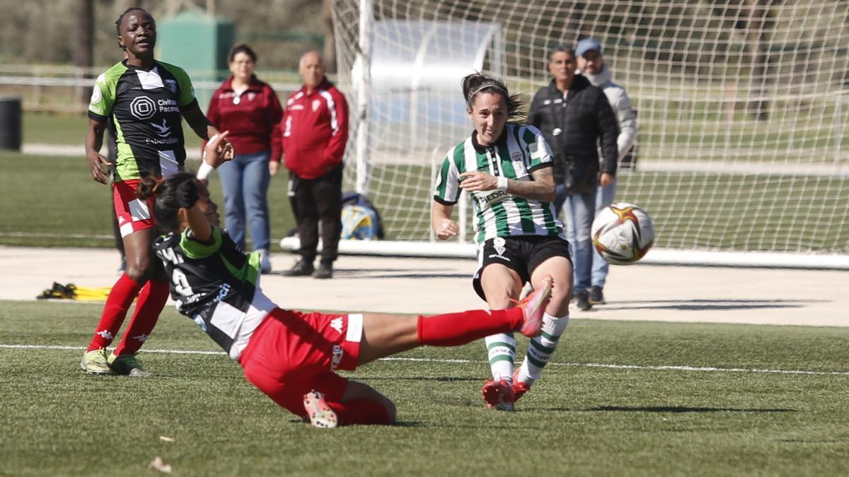 Lance del partido entre el Córdoba CF Femenino y el Santa Teresa en la Ciudad Deportiva.