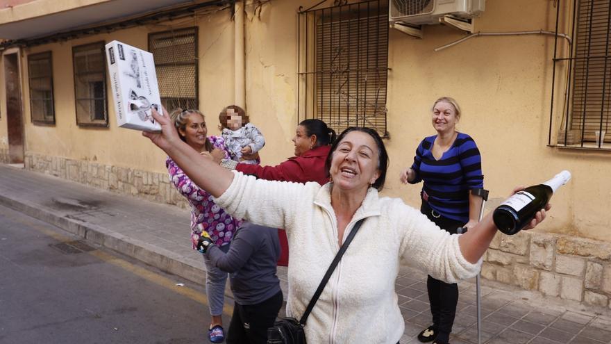 Los vecinos de la Virgen del Remedio de Alicante celebran el tercer premio de la Lotería de Navidad