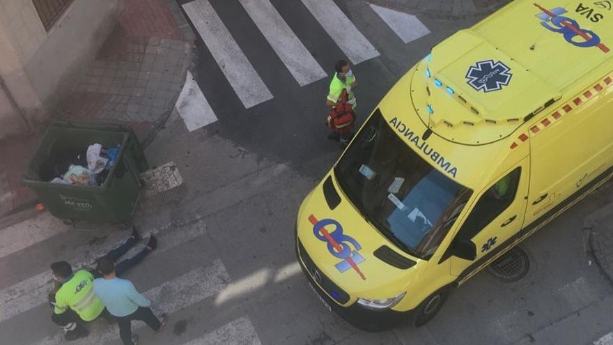 Un sin hogar cae al suelo cuando buscaba comida en un contenedor de Cieza