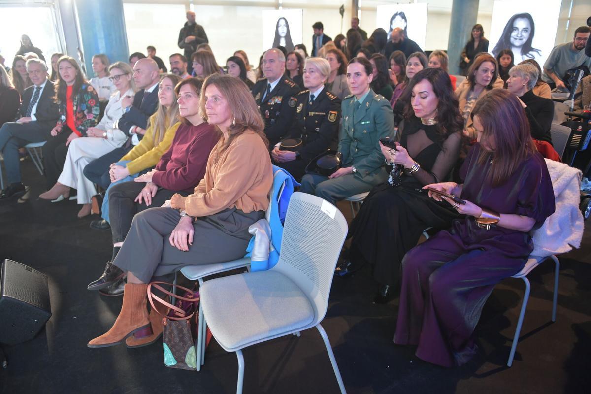 Profesionales como la productora Emma Lustres, la bombero forestal María Saco y la ingeniera Alba Meijide reivindican el deber de las empresas de dar visibilidad a las mujeres. Alfonso Rueda ve la lucha por la igualdad "inacabada" Profesionales como la productora Emma Lustres, la bombero forestal María Saco y la ingeniera Alba Meijide reivindican el deber de las empresas de dar visibilidad a las mujeres. Alfonso Rueda ve la lucha por la igualdad "inacabada"