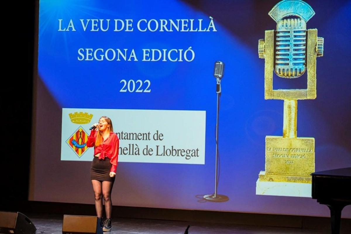 Paula Rodríguez i Clara López guanyen La Veu de Cornellà 2022