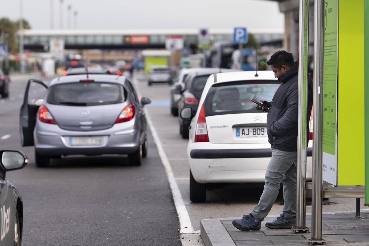Instalaciones de la empresa aparc&amp;go en las inmediaciones del aeropuerto de El Prat. El sector reclama mayor control ante la proliferación de parkings ilegales en la zona.