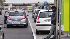 Instalaciones de la empresa aparc&go en las inmediaciones del aeropuerto de El Prat. El sector reclama mayor control ante la proliferación de parkings ilegales en la zona.