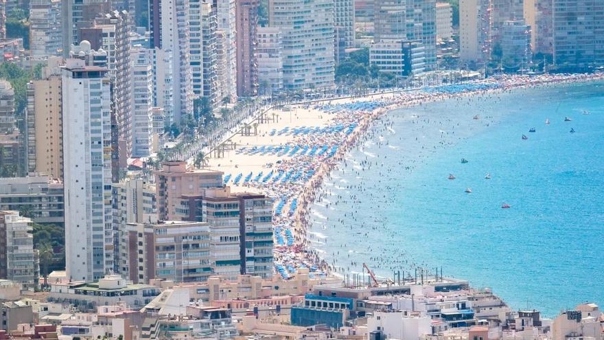 La ciudad de Benidorm, con los turistas en la playa, en una imagen tomada esta misma semana, en plena temporada alta. | ÁXEL ÁLVAREZ