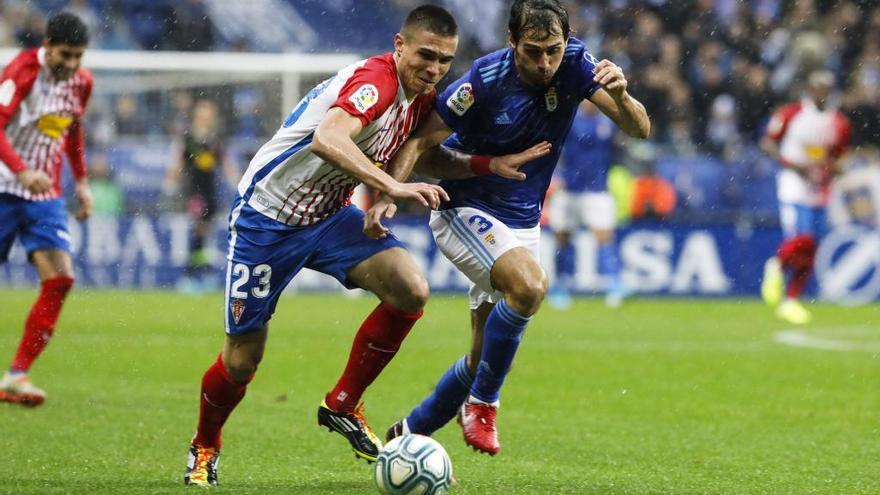 Djurdjevic y Arribas, en el derbi entre Oviedo y Sporting.