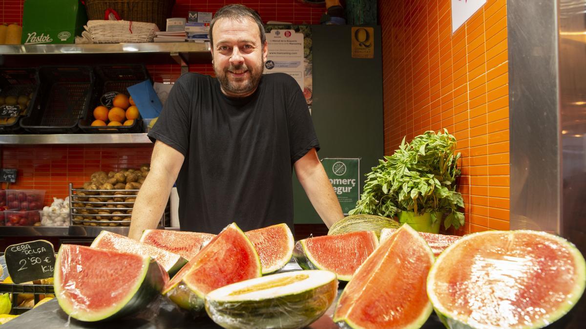 Pere Miquel Ferré es payés y cultiva todo lo que vende, regenta una parada tradicional con clientes del barrio de toda la vida