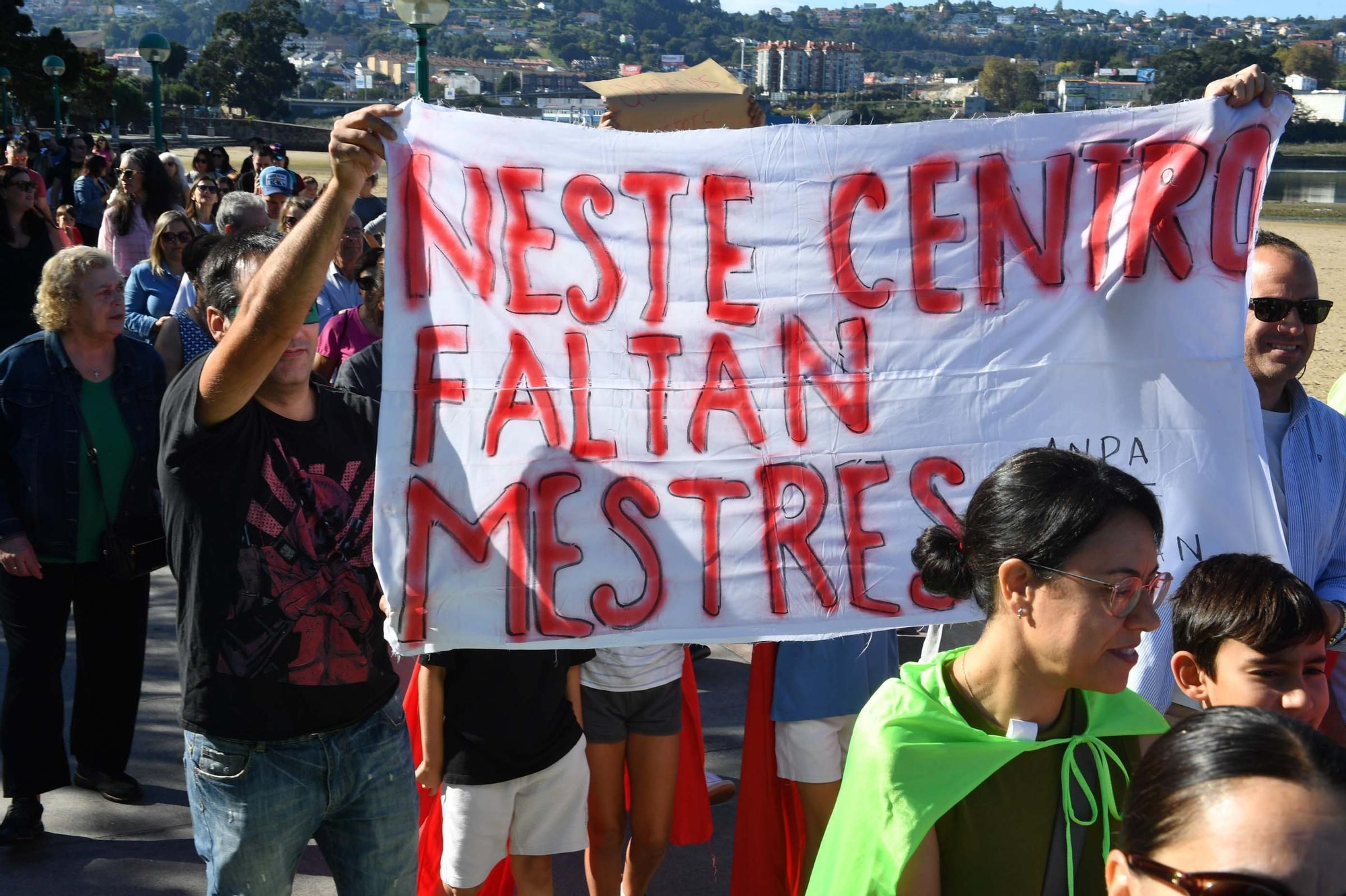 Caminata en Oleiros para reclamar más docentes en el colegio Valle-Inclán