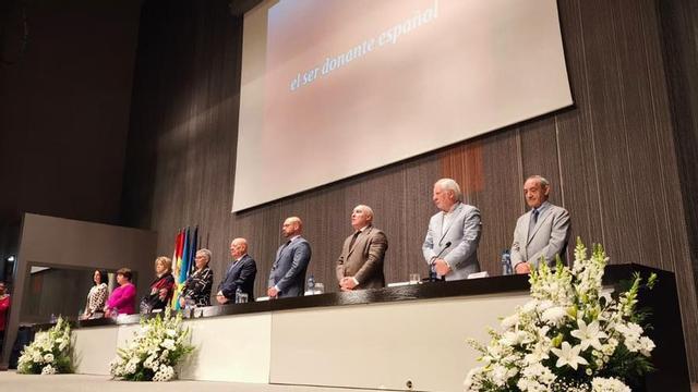 Por la izquierda, Ana María Ojea, María Teresa Díaz, Celia Fernández, Concepción Saavedra, Faustino Valdés, Jesús Martínez Salvador, Carlos Vigil, José María Lana y Crisanto Herrero, ayer, en la asamblea. | LNE