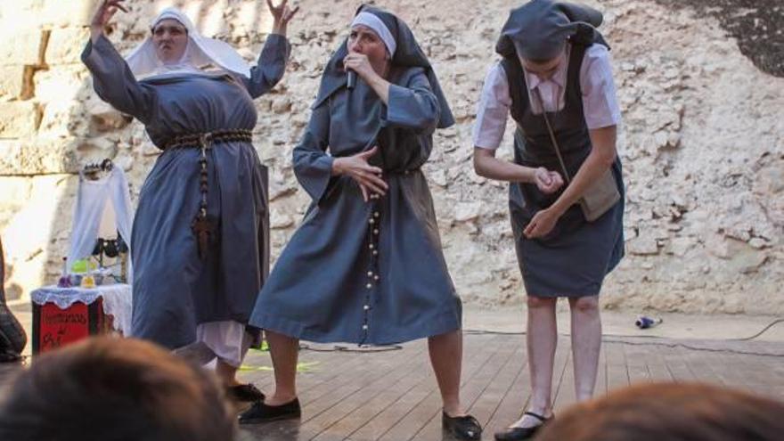 Invasión de «clowns» y monjas raperas