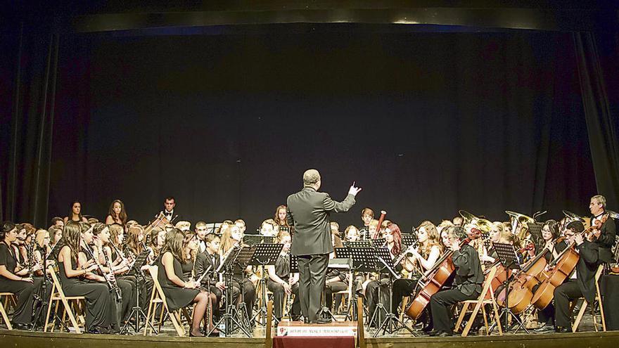 David Rivas dirigiendo la Banda de Música Maestro Lupi anoche en el Reina Sofía.