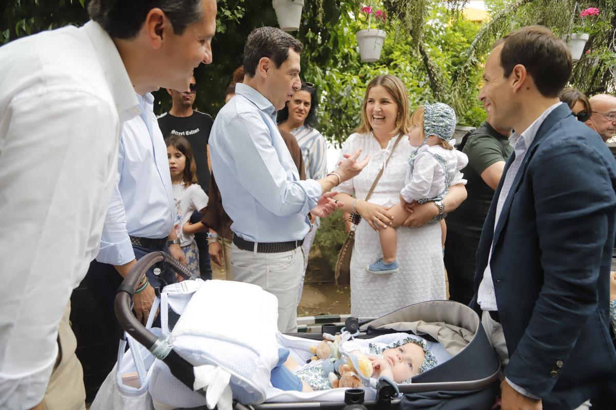 Juanma Moreno hace campaña en las Cruces de Mayo de Córdoba Juanma Moreno hace campaña en las Cruces de Mayo de Córdoba