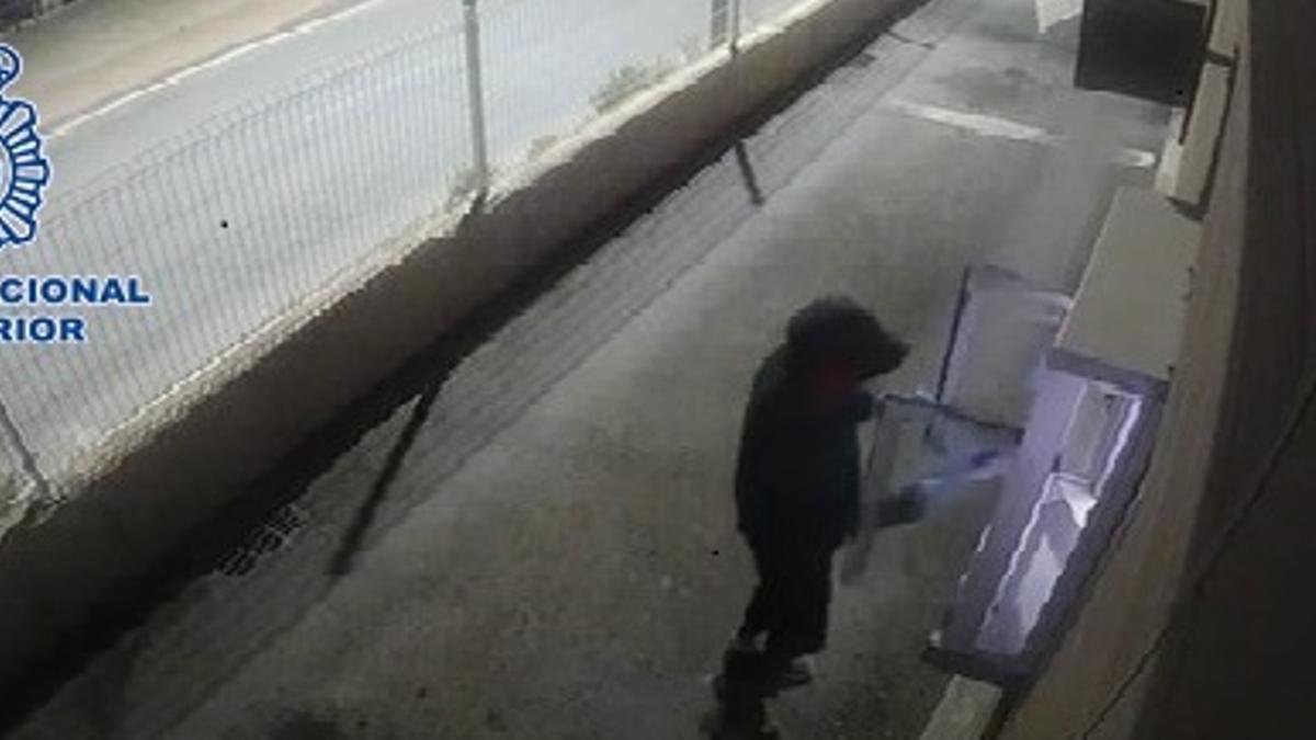 Detenido por robar tres veces en diez días en el local donde trabajaba ...