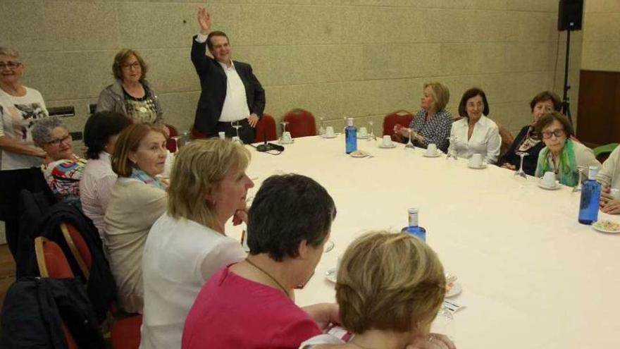 Caballero, durante un encuentro con mujeres, ayer, en el Hotel Ciudad de Vigo.  // José Lores