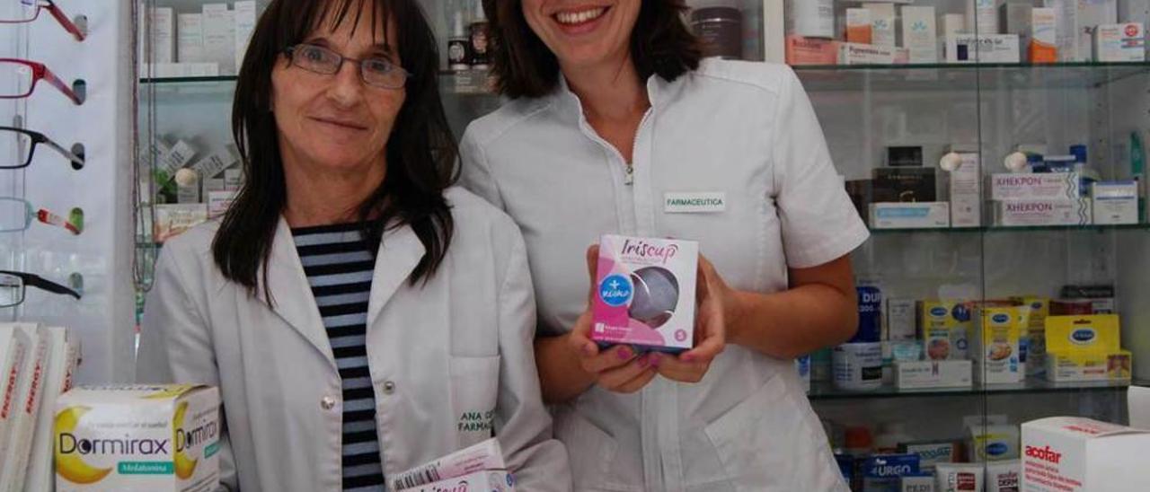 Las farmacéuticas Ana Cueto Felgueroso y Pilar Alonso muestran unas copas.