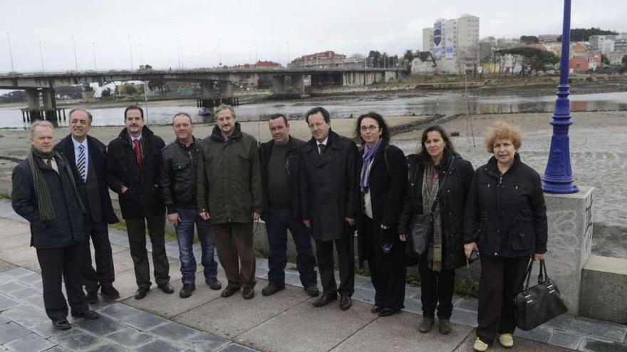 Peticionarios e eurodeputados no paseo da ría do Burgo, en febreiro de 2013.