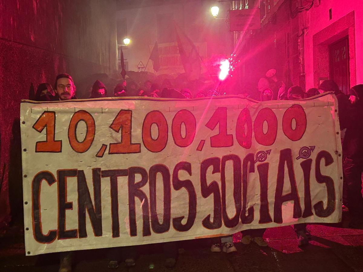 Bengalas, petarBengalas, petardos y cortes de tráfico en la segunda manifestacion contra el desalojo de la Algaliados y cortes de tráfico en la segunda manifestacion contra el desalojo de la Algalia