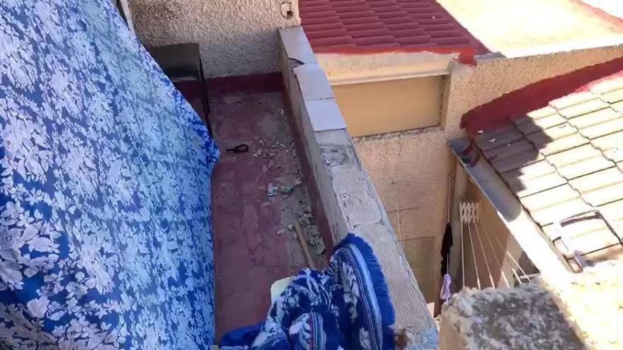 Un murciano denuncia que sus vecinos okupas tiran la basura a su patio