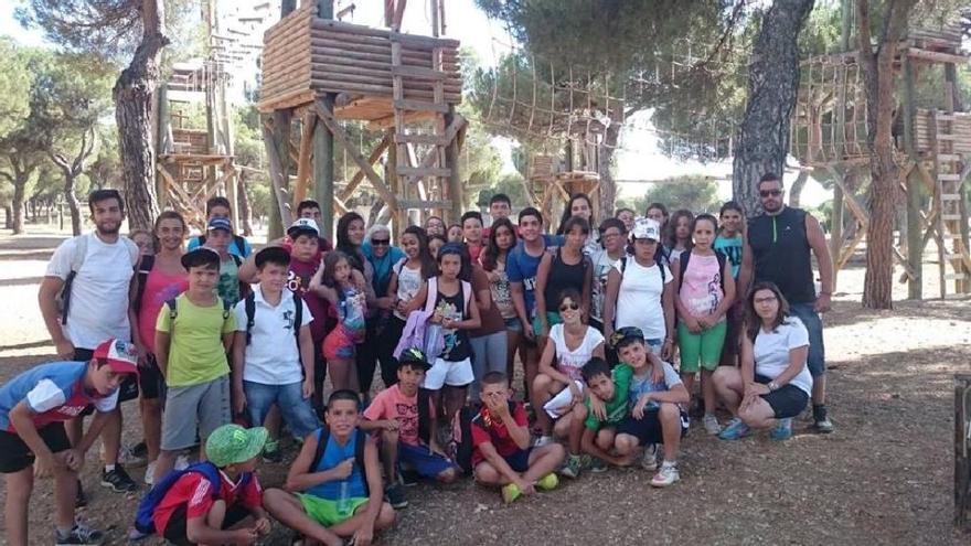 Un grupo de niños con monitores de Cáritas