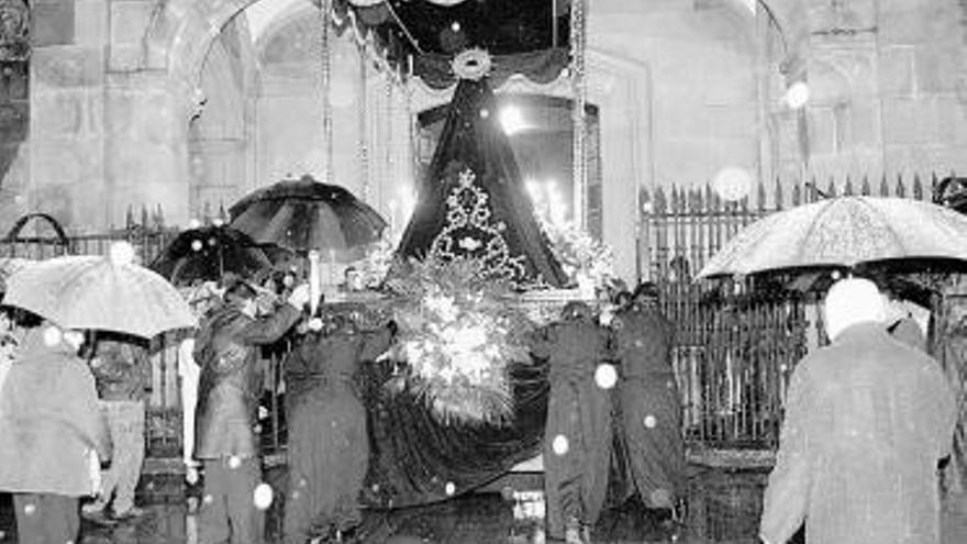 La imagen de los Dolores regresa al templo a causa de la lluvia.