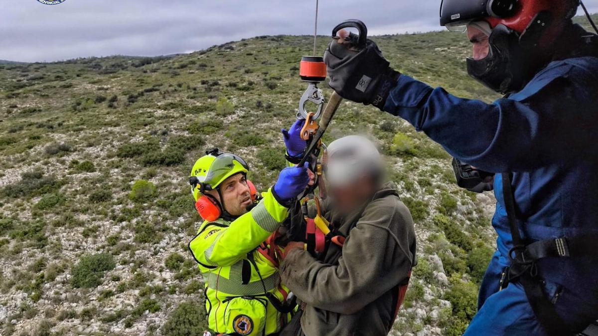 Rescatan en helicóptero a un cazador herido en Ontinyent